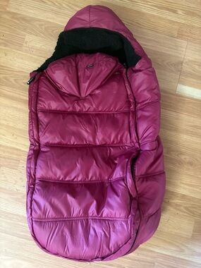 Amazon Kids Puffer Footmuff - Berry Magenta with Black Lining